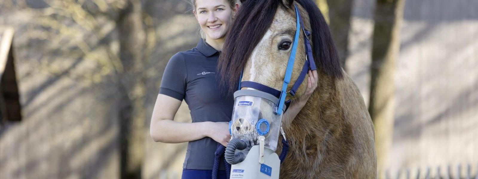 Kleinpferd inhaliert mit Akku-Ultraschall-Inhalator AirOne Flex